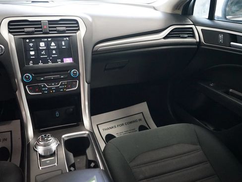 Used 2018 Ford Fusion SE w/ Fusion SE Technology Package FWD image 10