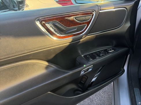 Used 2018 Lincoln Continental Select image 8