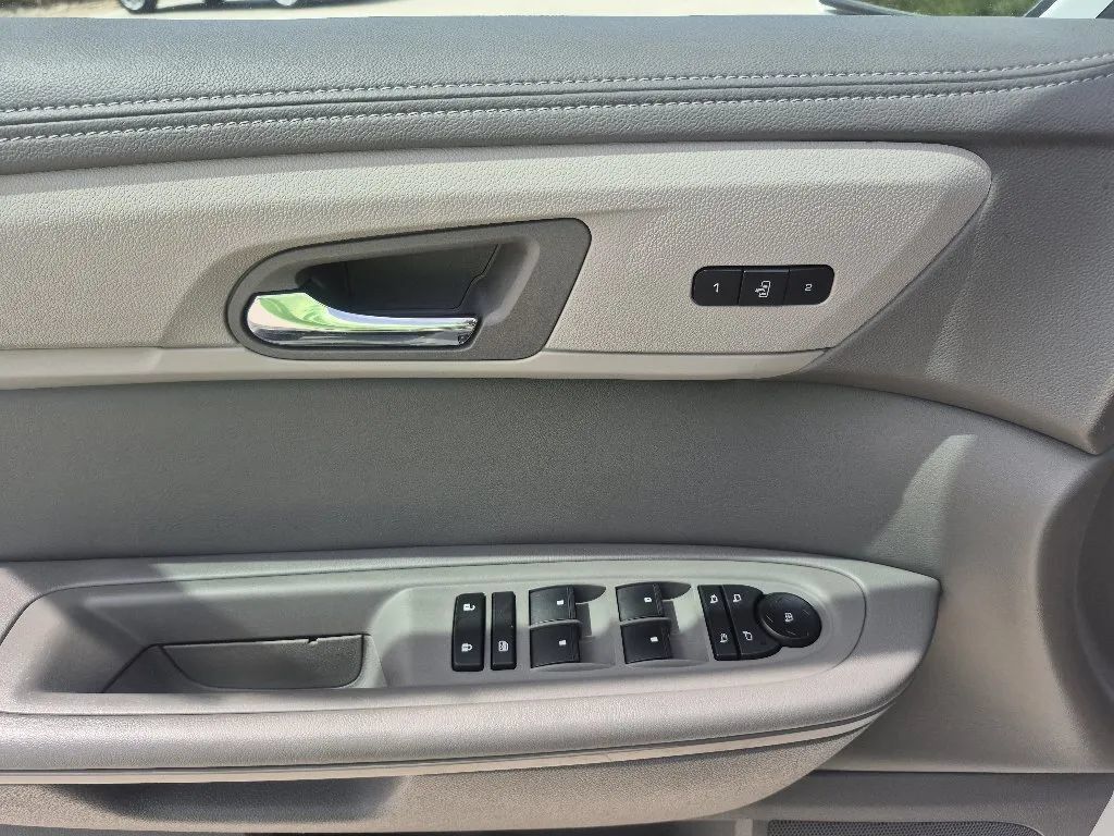 Used 2016 Chevrolet Traverse LT FWD image 12