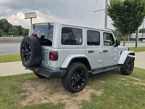 Used 2024 Jeep Wrangler Unlimited Sahara AWD/4WD image 6