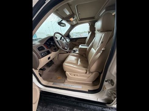 Used 2011 Chevrolet Suburban LTZ RWD image 13