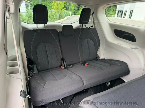 Used 2020 Chrysler Voyager L FWD image 11