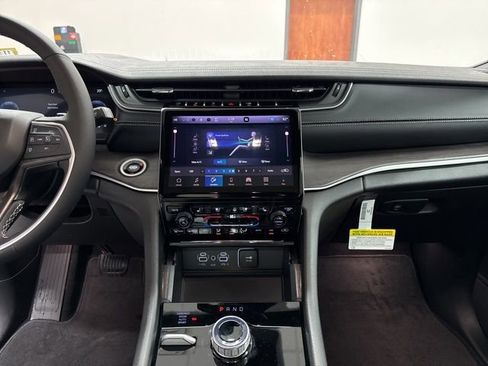New 2025 Jeep Grand Cherokee Limited w/ Luxury Tech Group II AWD/4WD image 30
