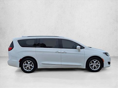 Used 2017 Chrysler Pacifica Touring-L Plus image 4