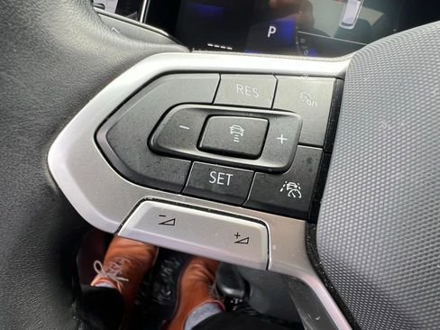 Used 2025 Volkswagen Jetta SE image 46