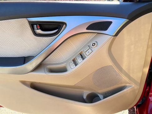 Used 2013 Hyundai Elantra GLS w/ Preferred Pkg image 6