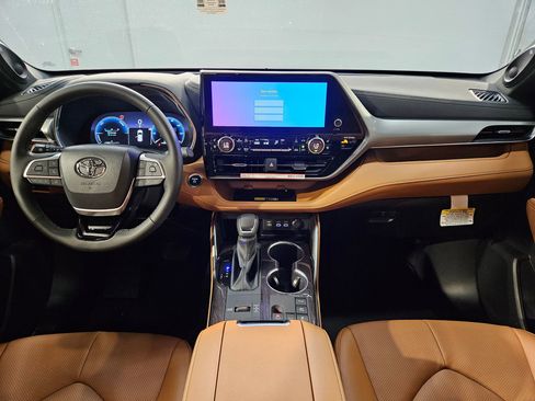 New 2026 Toyota Highlander Platinum AWD/4WD image 9