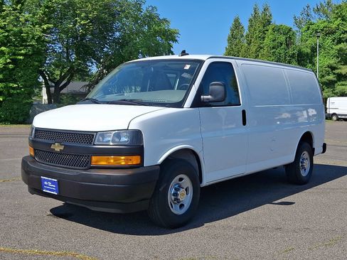 Used 2022 Chevrolet Express 2500 w/ Driver Convenience Package RWD image 3