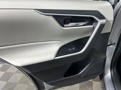 Used 2022 Toyota RAV4 XLE Premium image 39
