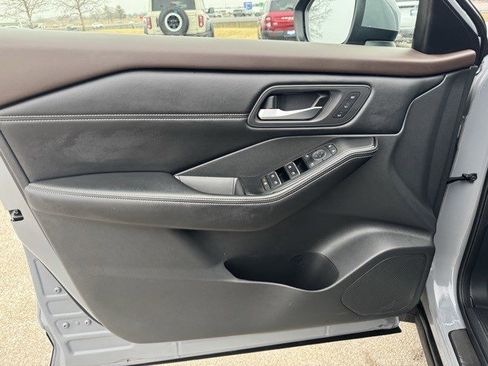 Used 2022 Nissan Rogue SL w/ SL Premium Package image 11