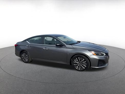 Used 2025 Nissan Altima 2.5 SV image 2