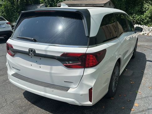 Used 2026 Honda Odyssey Touring image 3
