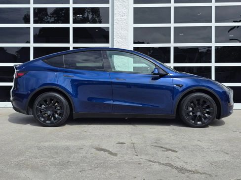 Used 2024 Tesla Model Y Long Range AWD/4WD image 3