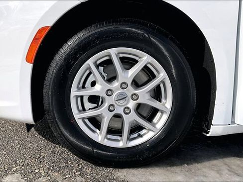 Used 2024 Chrysler Pacifica Touring-L FWD image 8