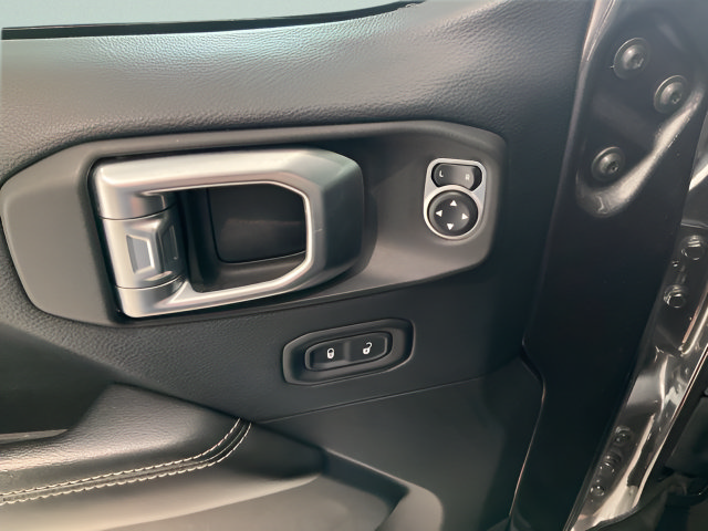 Used 2018 Jeep Wrangler Unlimited Sahara AWD/4WD image 10