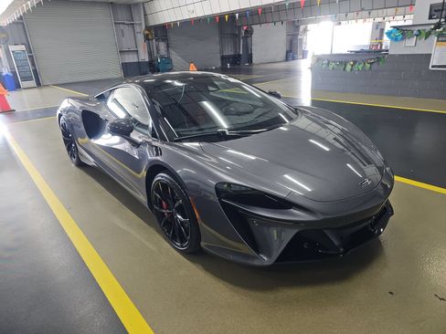 Used 2023 McLaren Artura RWD image 3