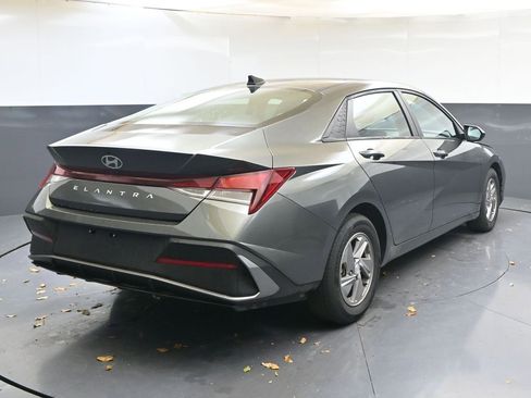 Certified 2025 Hyundai Elantra SE image 5