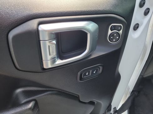 Certified 2022 Jeep Gladiator Sport AWD/4WD image 16