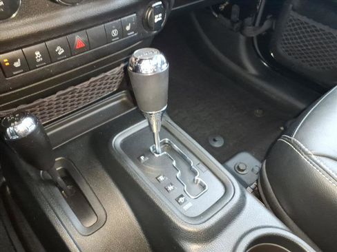 Used 2018 Jeep Wrangler Unlimited Sahara w/ Connectivity Group image 19