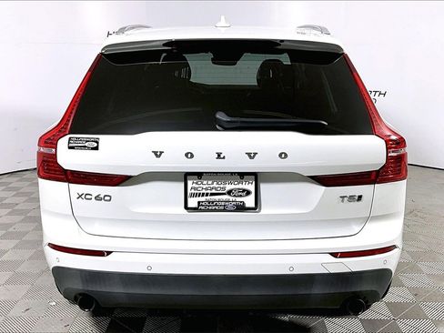 Used 2018 Volvo XC60 T5 Momentum w/ Vision Package image 4