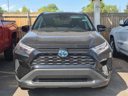Used 2023 Toyota RAV4 LE AWD/4WD image 2