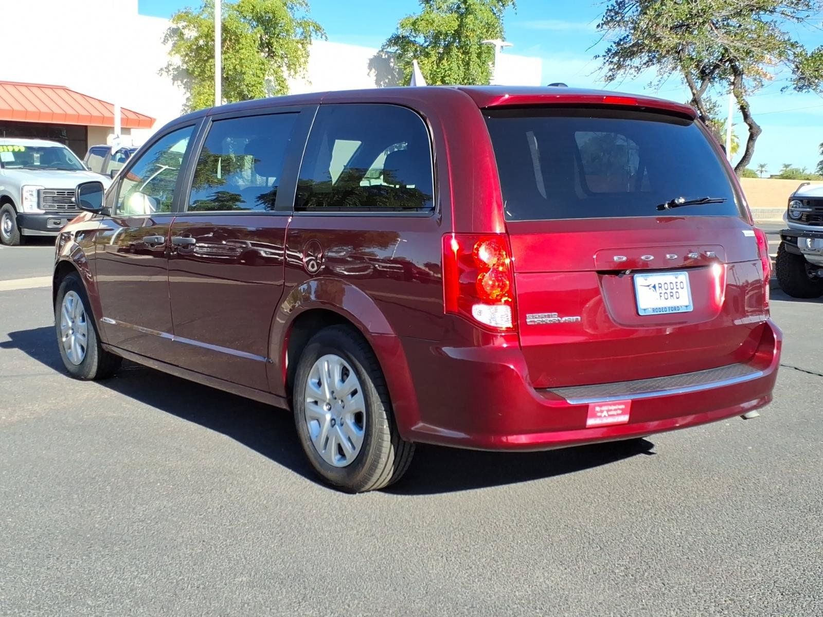 Used 2019 Dodge Grand Caravan SE w/ UConnect Hands-Free Group FWD image 3
