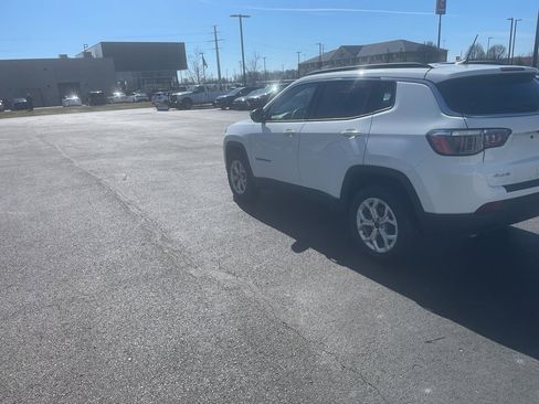 Used 2025 Jeep Compass Latitude AWD/4WD image 4