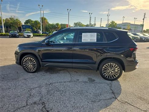 Used 2025 Volkswagen Taos SE FWD image 5