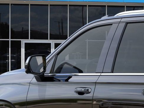 New 2025 Chevrolet Suburban Premier image 36