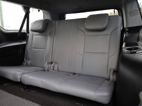 Used 2018 Chevrolet Suburban LT RWD image 16