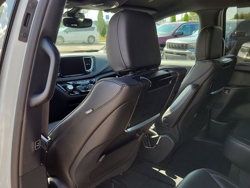 New 2026 Chrysler Pacifica Select image 9