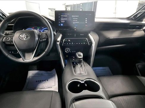 Used 2023 Toyota Venza Limited image 7