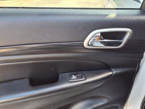 Used 2021 Jeep Grand Cherokee Laredo image 9