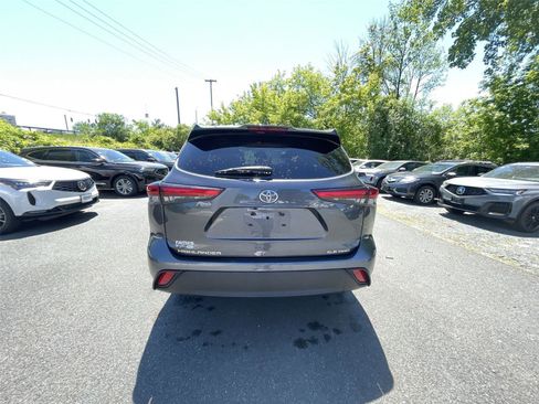Used 2021 Toyota Highlander XLE AWD/4WD image 32