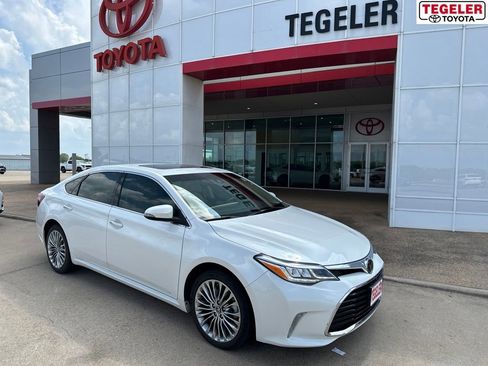Used 2017 Toyota Avalon Touring FWD image 1