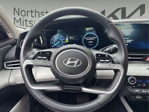 Used 2025 Hyundai Elantra Limited FWD image 14