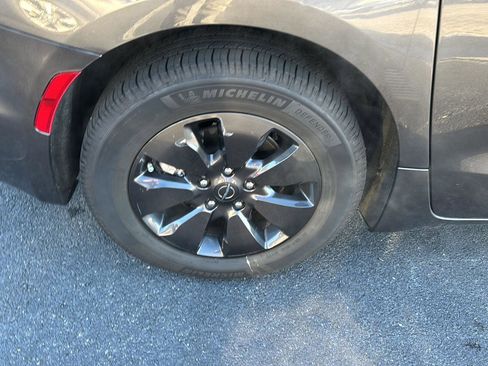 Used 2020 Chrysler Pacifica Touring-L w/ S Appearance Package image 33