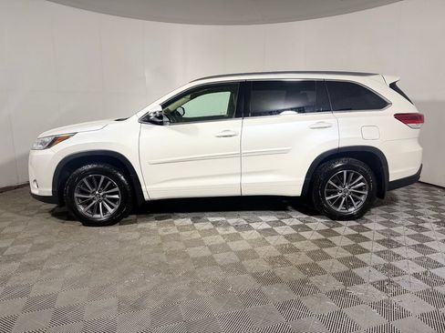 Used 2018 Toyota Highlander XLE AWD/4WD image 3