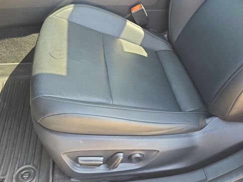Used 2024 Toyota Prius XLE FWD image 25