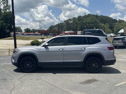 Used 2025 Volkswagen Atlas SE w/ Panoramic Sunroof Package FWD image 4