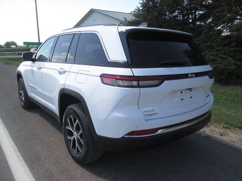 Used 2023 Jeep Grand Cherokee Limited w/ Trailer Tow Prep Group (B) AWD/4WD image 4