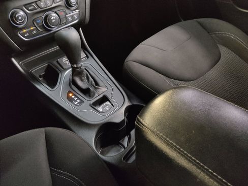 Used 2020 Jeep Cherokee Latitude FWD image 26