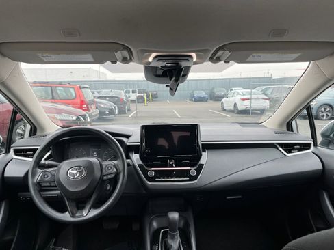 Used 2025 Toyota Corolla LE image 32