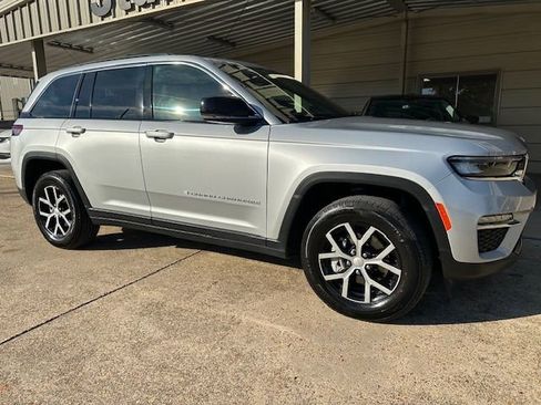 Used 2024 Jeep Grand Cherokee Limited image 2