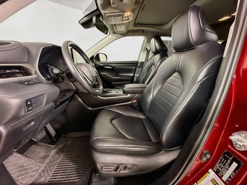 Used 2021 Toyota Highlander XLE AWD/4WD image 22