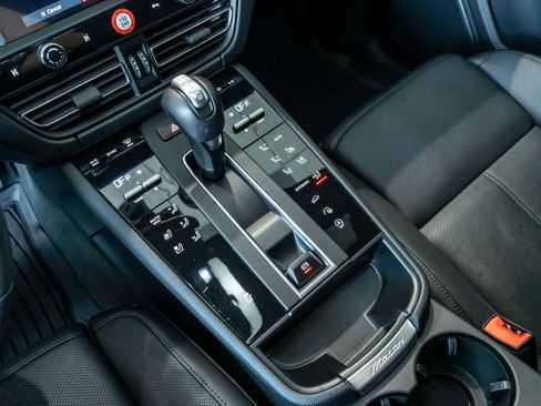 Certified 2026 Porsche Macan AWD/4WD image 22