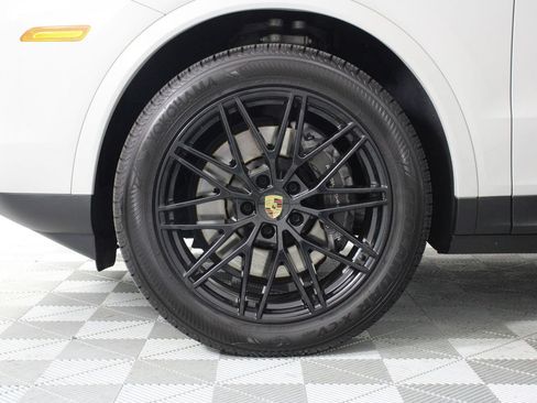 Certified 2024 Porsche Cayenne AWD/4WD image 30