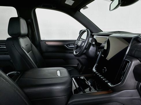 Used 2025 GMC Yukon XL Denali RWD image 26