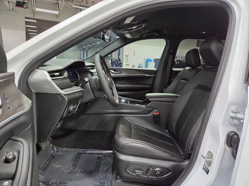 New 2026 Jeep Grand Cherokee L Limited AWD/4WD image 9
