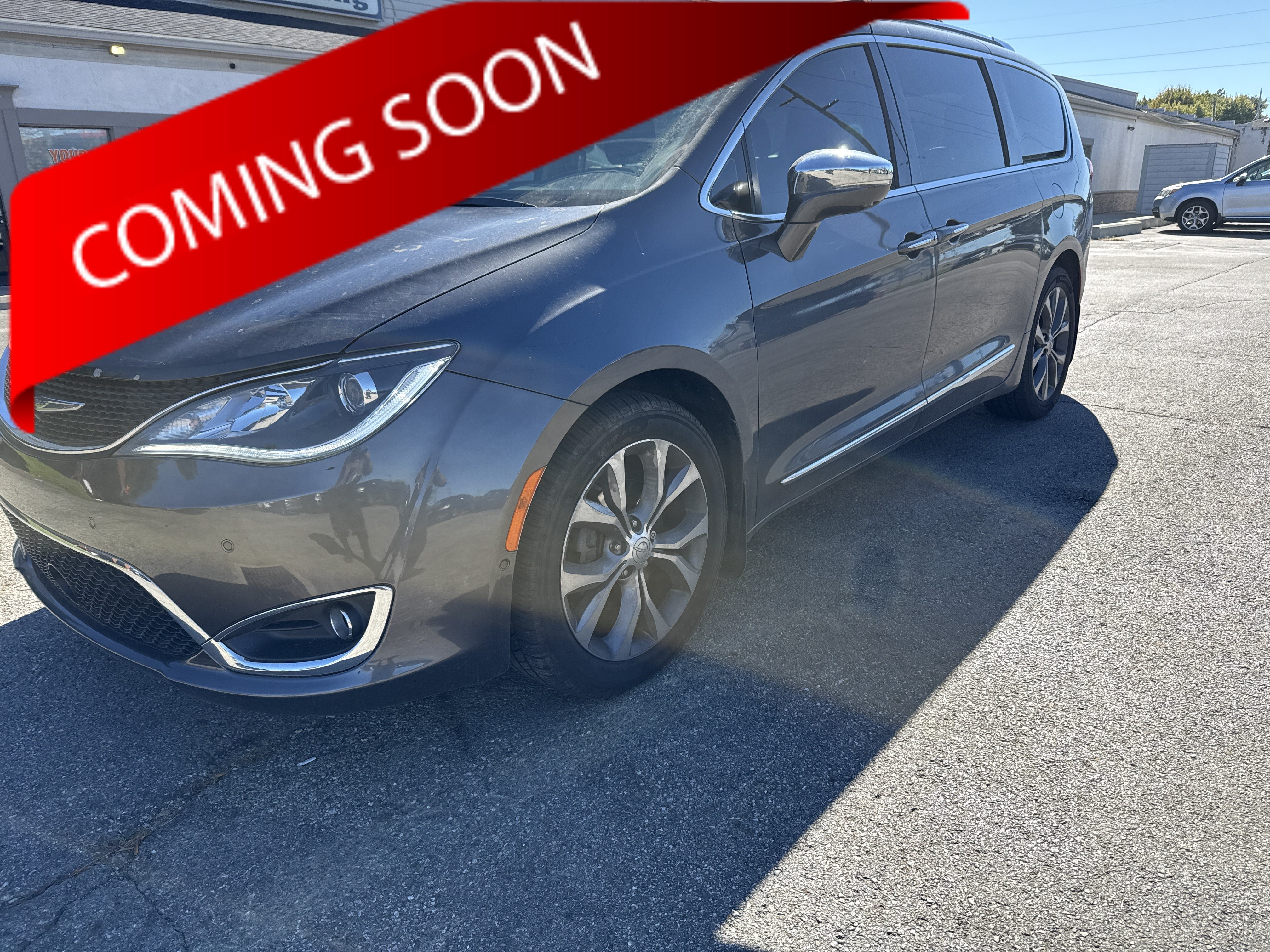 Used 2017 Chrysler Pacifica Limited FWD image 1